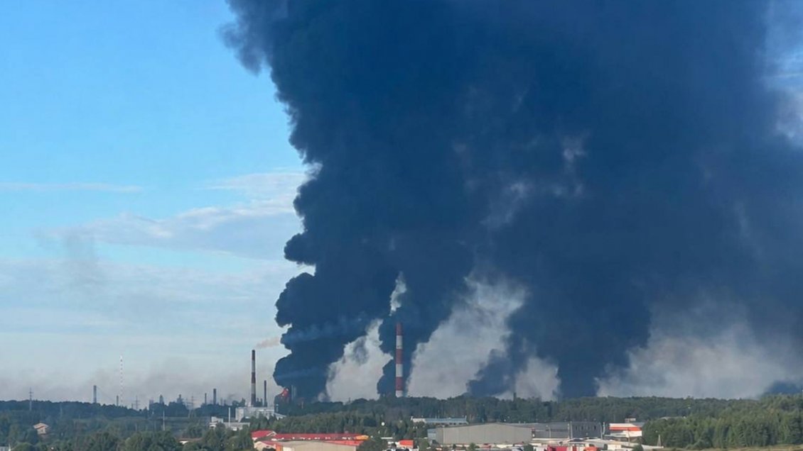 Una refinería rusa incendiada en el segundo mayor ataque ucraniano con drones de la guerra