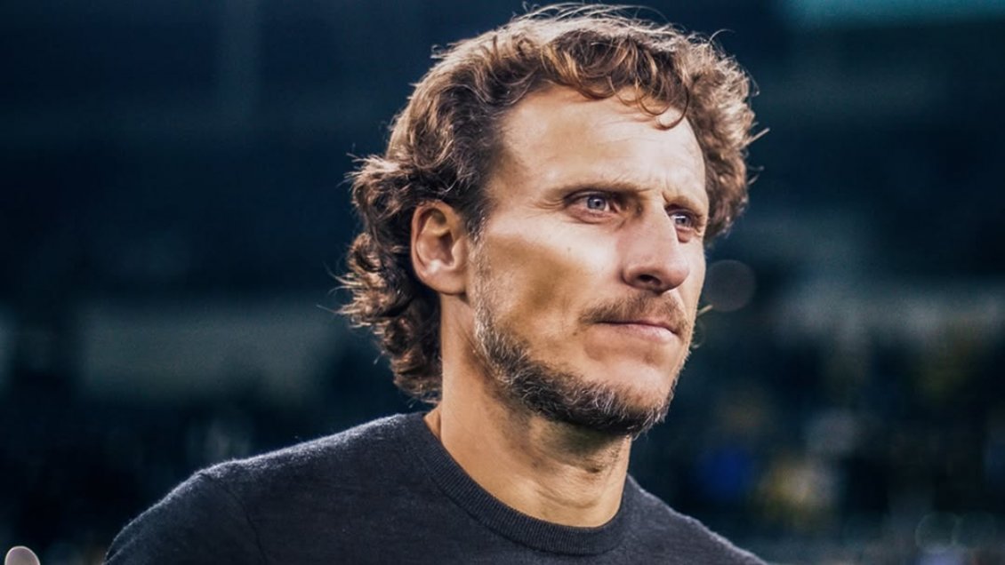 Diego Forlán fue oficializado como sustituto de Bielsa en Uruguay