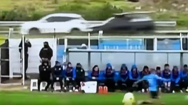   [VIDEO] Balón enviado fuera de la cancha provocó un choque de tránsito en Uruguay 