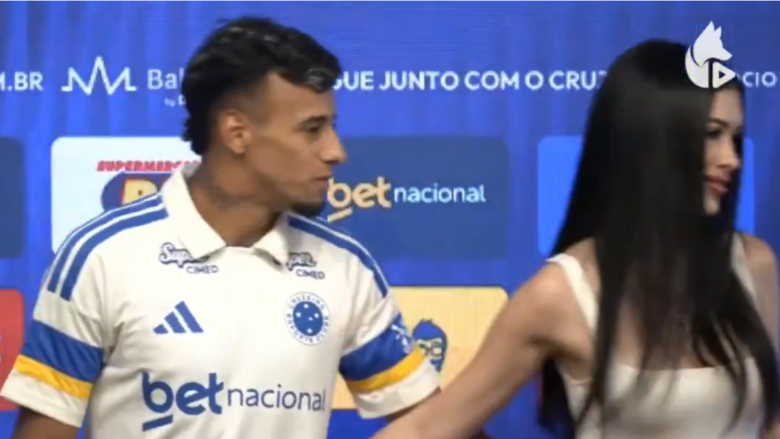 [VIDEO] Futbolista quedó esperando el beso de su pareja en su presentación en Cruzeiro
