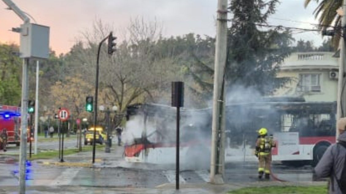 Incendio consumió un bus eléctrico del sistema Red en Providencia