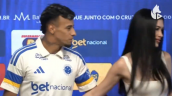 [VIDEO] Futbolista quedó esperando el beso de su pareja en su presentación en Cruzeiro