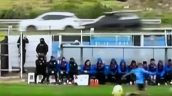 [VIDEO] Balón enviado fuera de la cancha provocó un choque de tránsito en Uruguay