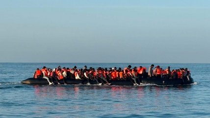 Una balsa con 230 personas cruza el canal de la Mancha, la cifra más alta en un solo viaje