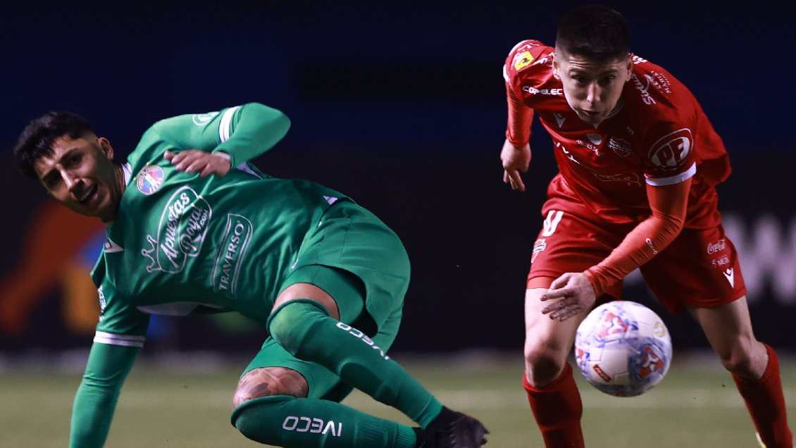 Audax y Ñublense empataron en un movido y polémico final con dos penales