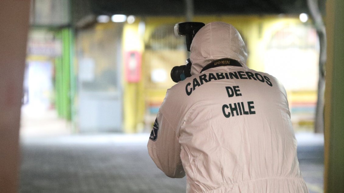 Turba de 10 delincuentes concretó millonario robo a joyería en el centro de Santiago