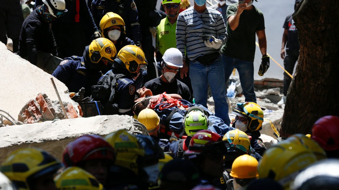 Rescate de una mujer en Cali un día después del terremoto enciende una luz de esperanza