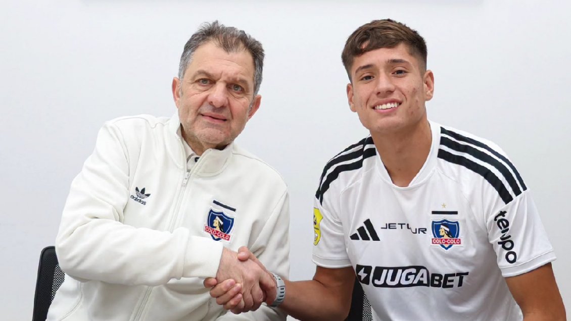 Iván Román firmó su contrato como nuevo refuerzo de Colo Colo