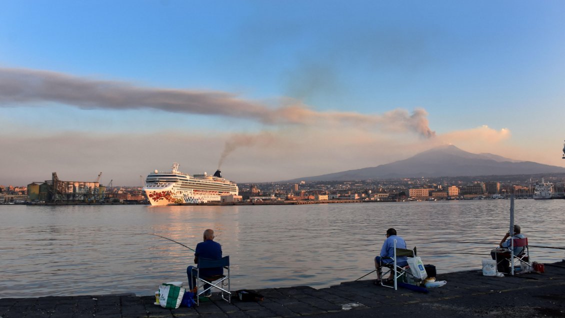 Actividad eruptiva del Etna prolonga cierre del aeropuerto siciliano de Catania
