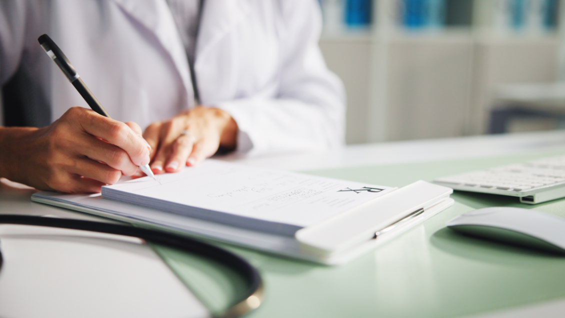 Mujer lleva más de 8 años con licencias médicas: Ahora tramita pensión de invalidez