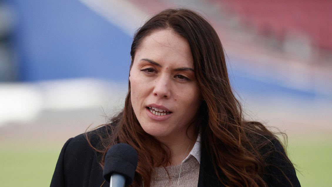 En un karaoke: Video complica versión de la ministra Duco por uso irregular de auto fiscal