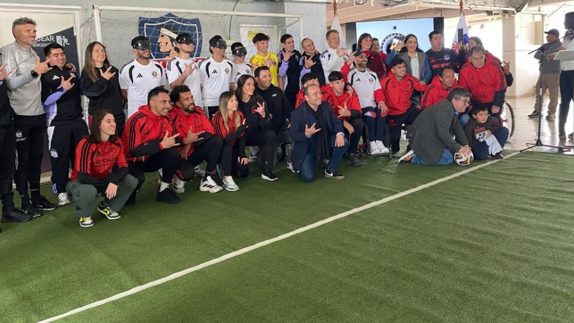 Colo Colo presentó equipo de Fútbol para Ciegos y Vozinha pateó penales