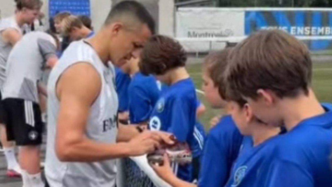 [VIDEO] Niños de Montreal hicieron fila para tener un autógrafo de Alexis Sánchez