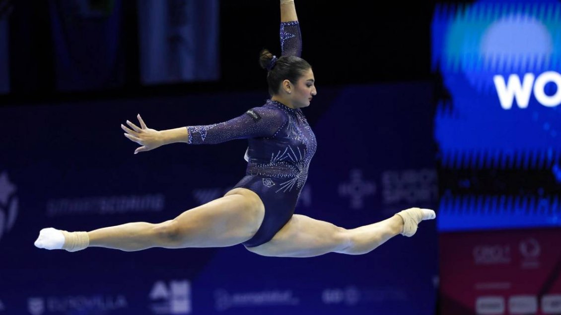 Gimnasta italiana Manila Esposito respondió con tres medallas a duras críticas por su físico