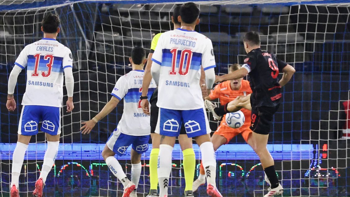[VIDEO] Guido Carrillo rozó la pelota y firmó su doblete para Estudiantes ante la UC