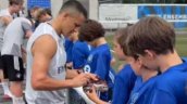 [VIDEO] Niños de Montreal hicieron fila para tener un autógrafo de Alexis Sánchez