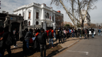 Ciudadanos haitianos protestan frente a embajada en Santiago: acusan cobro irregular de certificado