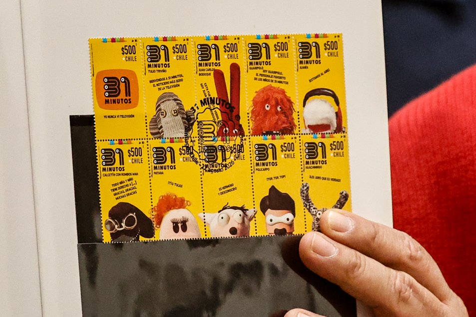 Correos de Chile lanzó postales y estampillas de personajes de "31 Minutos"