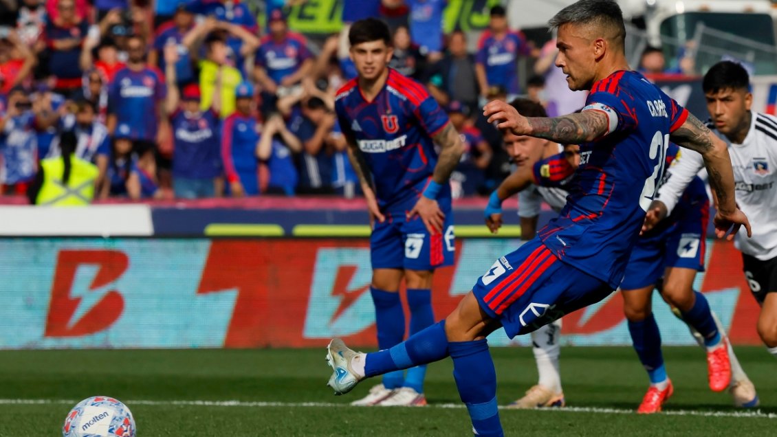 [VIDEO] Charles Aránguiz marcó de penal tras una polémica mano de Vidal