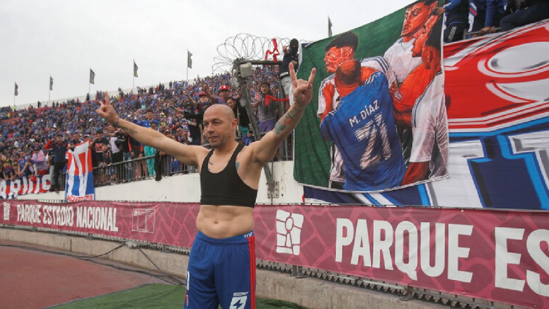 Marcelo Díaz fue captado tomándose fotos con polémico lienzo tras derrota de la U en el Superclásico