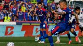 [VIDEO] Charles Aránguiz marcó de penal tras una polémica mano de Vidal