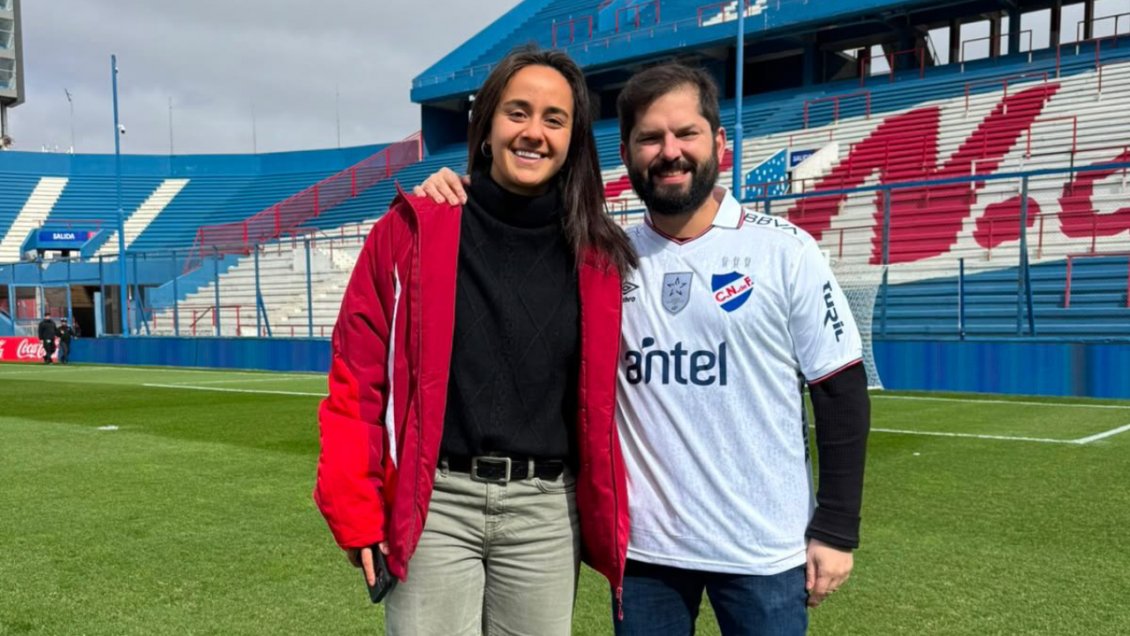Gabriel Boric visitó a Valentina Montenegro en Uruguay y lució la camiseta de Nacional