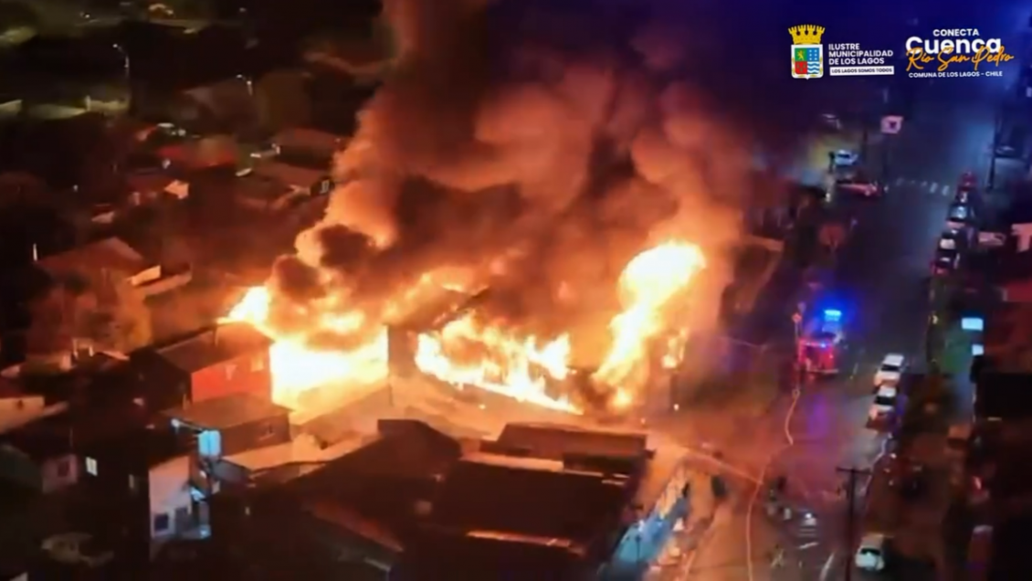 Los Lagos: Voraz incendio destruyó cuartel de Bomberos y dejó un fallecido