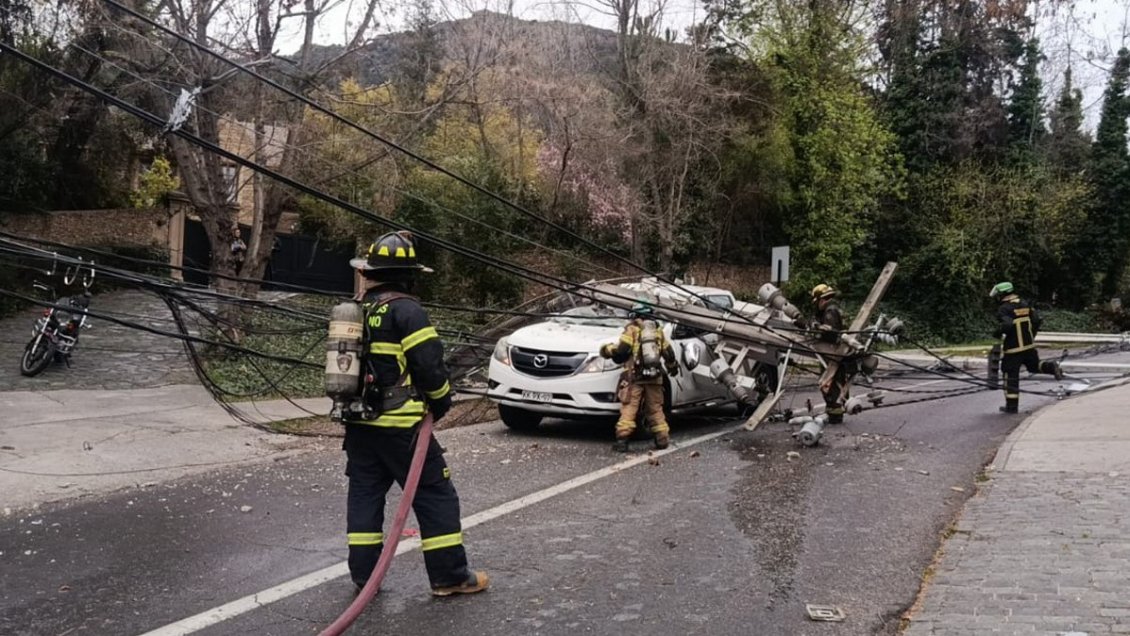 El viento botó un árbol, que cayó sobre cables y derribó poste que aplastó a un auto