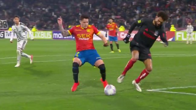 Goalkeeper's Blunder Nearly Leads to Goal Against Colo Colo
