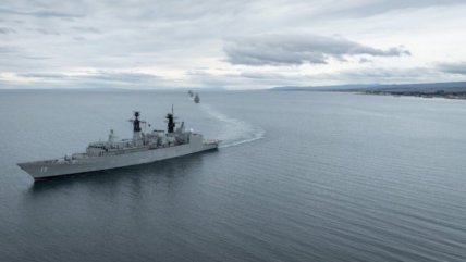 Titular de Defensa argentino llamó a ministro Barros para superar polémica por Estrecho de Magallanes
