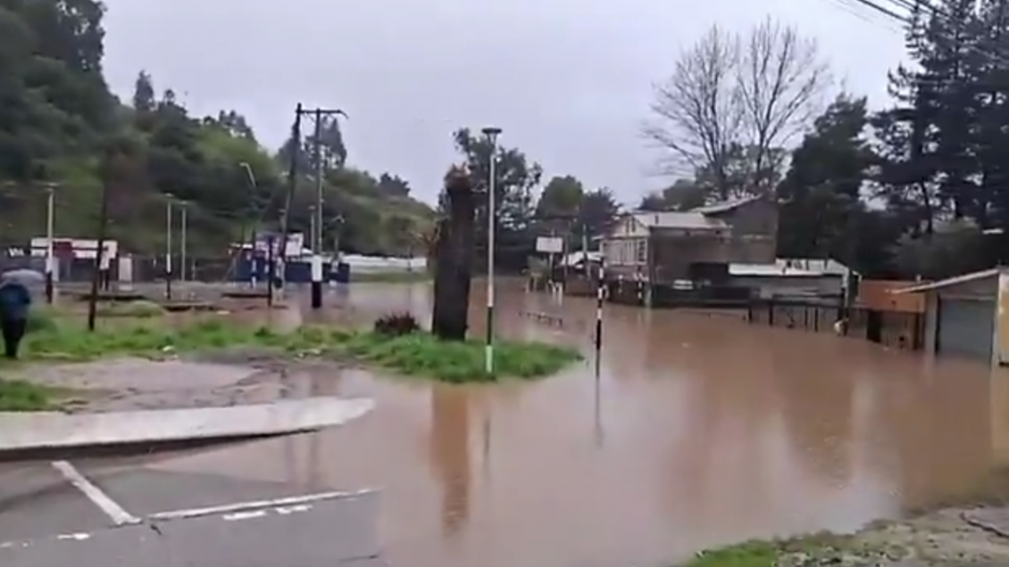Colapso de estero en Constitución mantiene aisladas a unas 10 mil personas