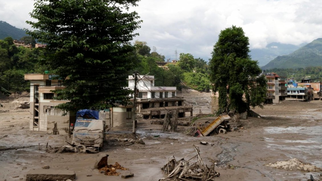 Nepal: Al menos 16 muertos y casi 400 sin contacto tras aluvión en la frontera con China