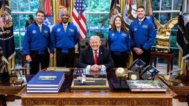 Trump awards Congressional Space Medal of Honor to Artemis II astronauts