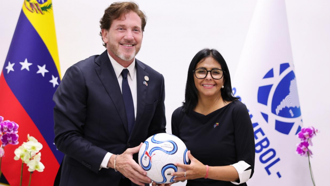 Alejandro Domínguez viajó a Venezuela para reunirse con Delcy Rodríguez