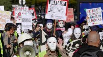 Cientos protestan frente a la casa de Peter Thiel en Buenos Aires pidiendo su desalojo