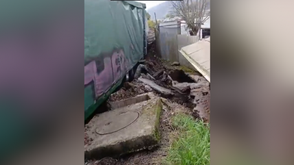 Tren de carga descarriló en Lota y dejó daños en viviendas tras rotura de matriz de agua