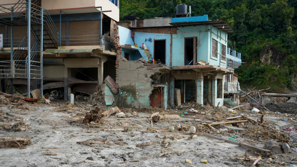Bajo los pies, la catástrofe: la riada casi borró del mapa un pueblo entero en Nepal