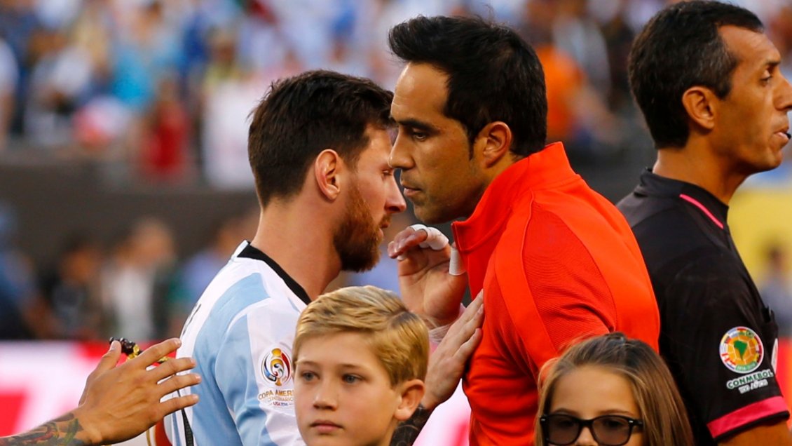 Claudio Bravo recordó la primera renuncia de Messi a la selección: 
