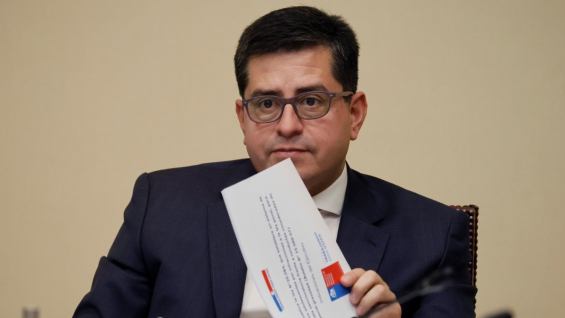 Pese a negativa de Kast, senador Araya pide retirar la 