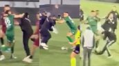 [VIDEO] Bochorno en Uruguay: Arquero de Danubio se fue a los golpes con hinchas que invadieron la cancha