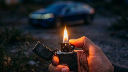 Crueldad: Metieron a conductor de aplicación al maletero de su auto y le prendieron fuego