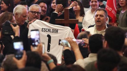   Aníbal Mosa participó en velorio de Camilo Escalona y llevó camiseta de Colo Colo 