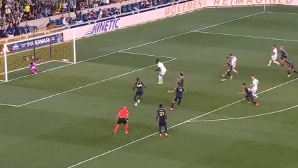 [VIDEO] Compañero de Alexis Prince Owusu desperdició penal con horrorosa ejecución