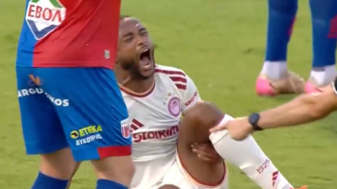 [VIDEO] El Kaabi sufrió grave fractura tras brutal choque con arquero en partido de Olympiakos