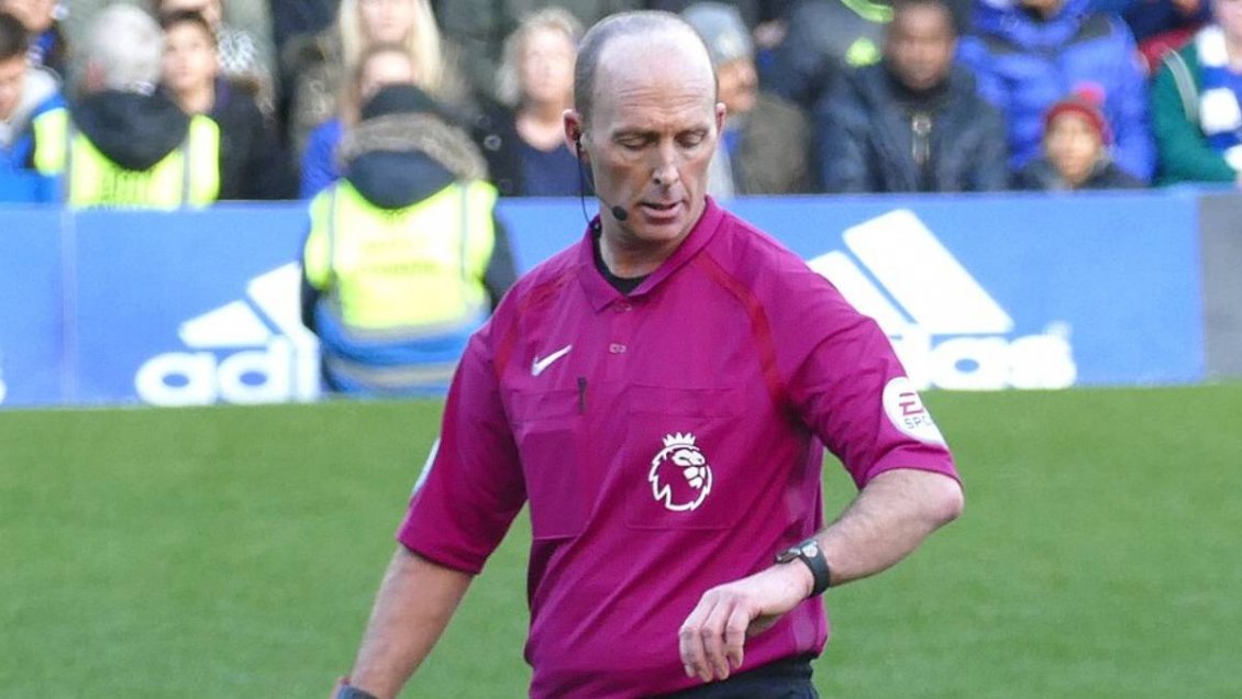 Exárbitro Mike Dean desató escándalo tras confesar 
