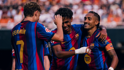   FC Barcelona aplastó a Valencia con cinco goles y sigue firme en la liga española 