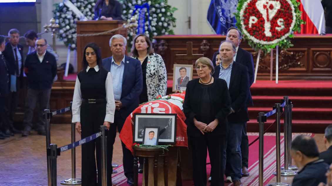 Camilo Escalona fue homenajeado en el Salón de Honor del Congreso Nacional