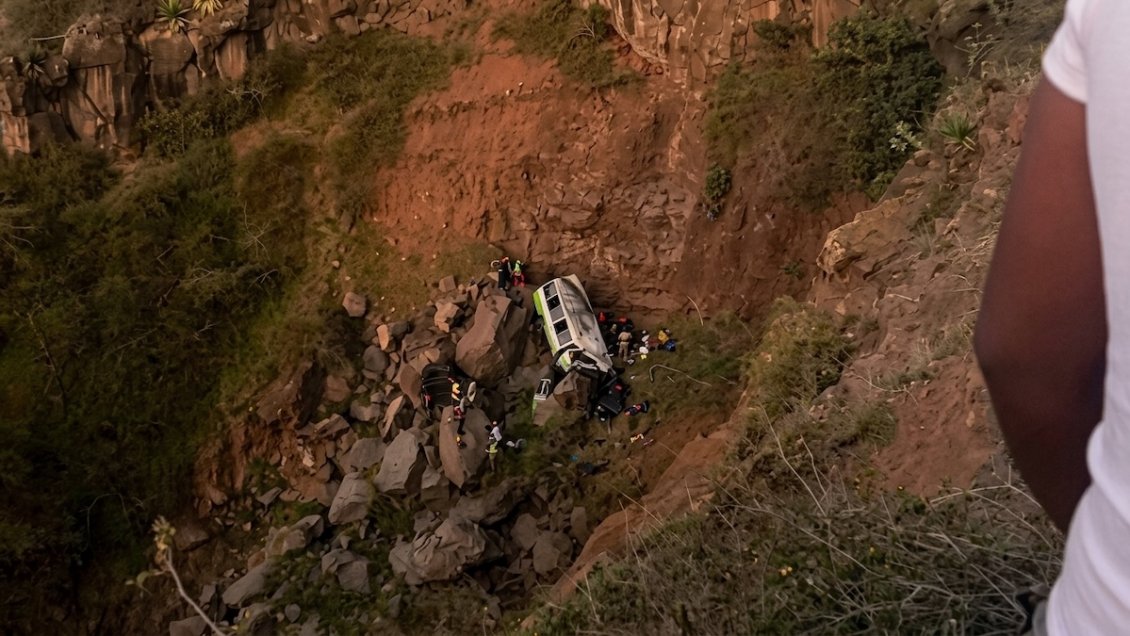 Cabo Verde: Al menos 21 muertos tras caída de bus con estudiantes a un precipicio