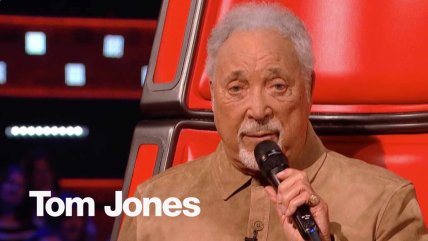   Tom Jones protestó contra su despido como jurado de 