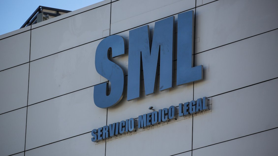 Controversia por cuerpos hacinados en contenedores del SML